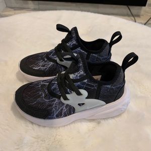 Barely worn Nike sneakers for toddler. Size 10.